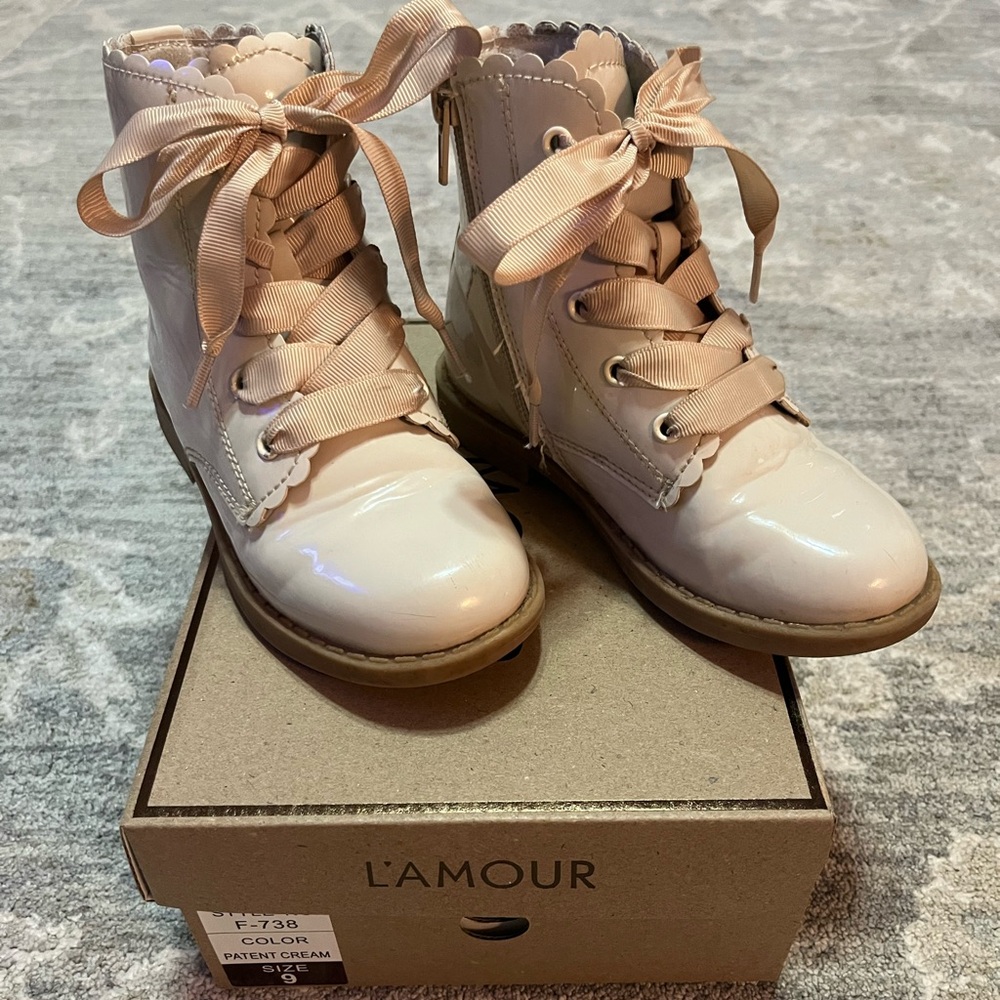 L’Amour Josephine Scallop Boot Patent Leather Cream Size 9 Inside Zipper Closure